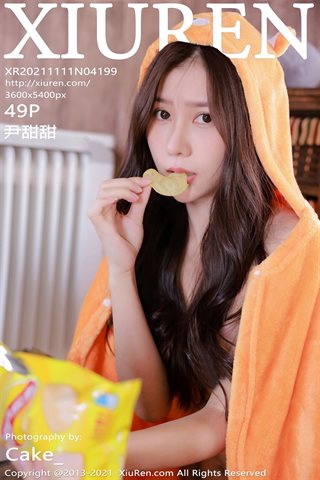 [XiuRen] No.4199 Model Yin Tiantian's private room sexy fluff cloak half-exposed breasts potato chips cover up tempting