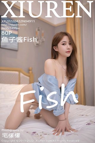 [XiuRen秀人网] No.4911 鱼子酱Fish スカイブルーロングT、原色ストッキング付き