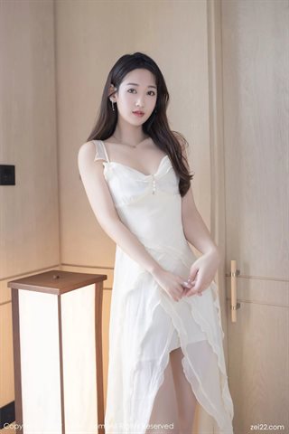 [XiuRen秀人网] No.4985 唐安琪 हल्के भूरे रंग के मोज़ा के साथ बेज सस्पेंडर पोशाक - 0002.jpg